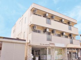 段差のない施設入り口と、中が見える透明ガラスのドア