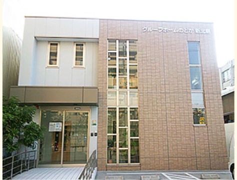 建物のすぐ前に2台まで駐車可能なグループホームの外観