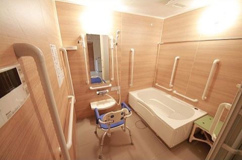 いたるところに手すりが備え付けられた、バリアフリーの浴室内