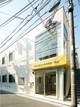 2階部分がガラス張りの部屋になっている、グループホームの外観