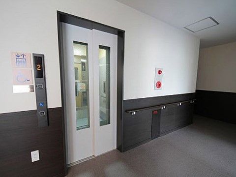 乗降口の横に車椅子のマークがついたエレベーターホール