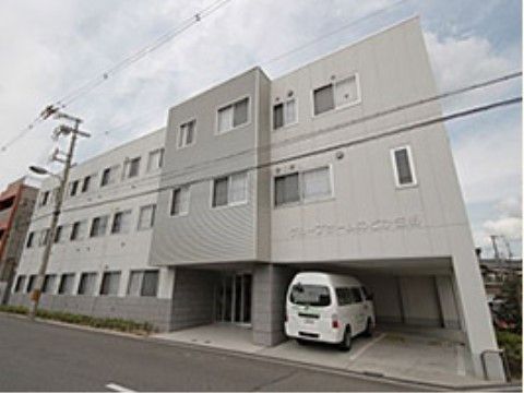 道路に面した、3階建てで四角い外観のグループホーム