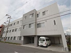 道路に面した、3階建てで四角い外観のグループホーム