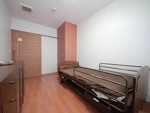 備え付けのクローゼットがあり、ベッド、タンスが置かれている部屋