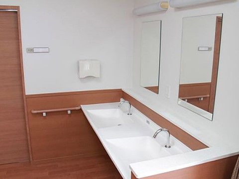 手拭き用ペーパーボックスが近くに設置された、2つの洗面台