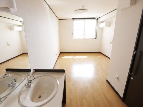 自動で水が出る洗面台が備え付けられた、一人暮らし用ワンルーム