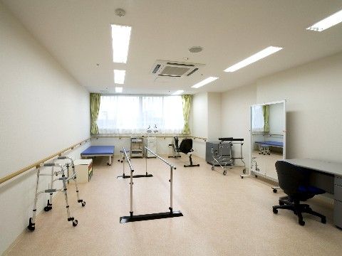 歩行訓練を行うバーや歩行器などが置かれたトレーニングルーム