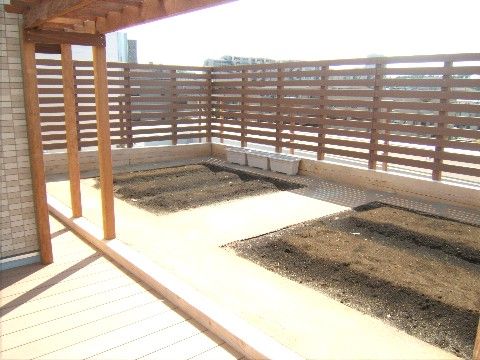 屋上の日当たりの良いテラスに設けられた家庭菜園などを行うスペース