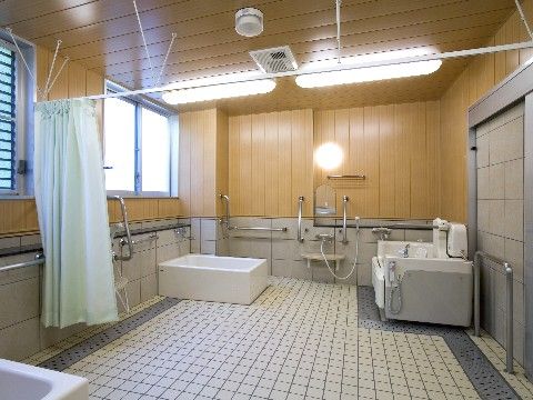 介護入浴機器とバスタブの２つが設置された大きな浴室