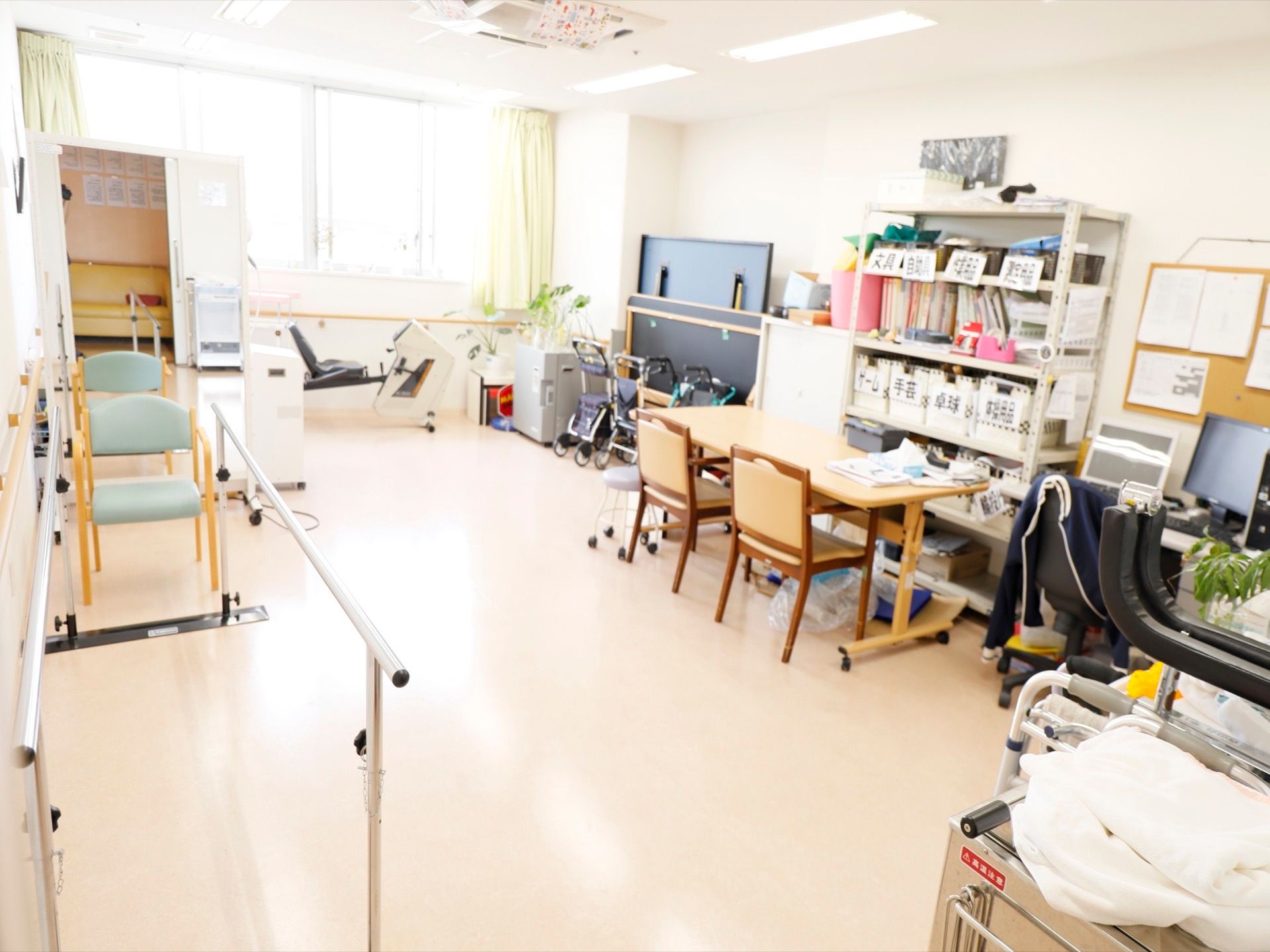 機能訓練室の中には歩行訓練器やバイクマシンが導入されている。デスクでは専門スタッフと訓練計画を相談しながら行うことができる。