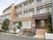 施設は3階建ての集合住宅のような外観である。バリアフリー対応のアプローチがあり、周囲には木が植えられている。