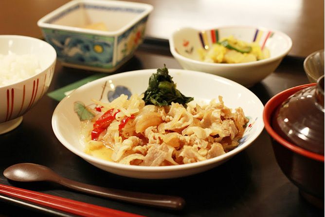 肉の炒め物がメインのメニュー