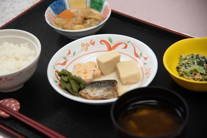 魚や野菜の煮物とほうれん草の和え物のセット