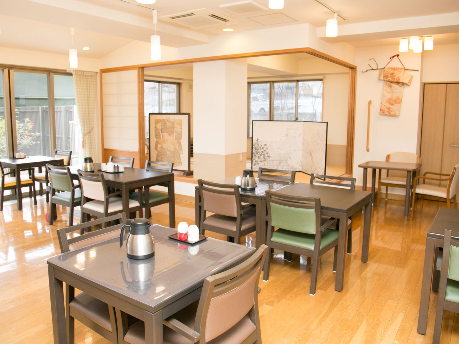 館内にはレストランがあり、２人掛けや４人掛けのテーブルがあります。開放的で明るい内装。通路も広く保たれており車いすの利用もしやすそう。