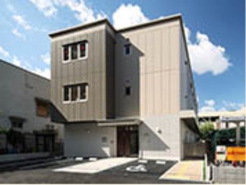 駐車場が併設された、デザイナーズマンションのようなおしゃれな施設外観