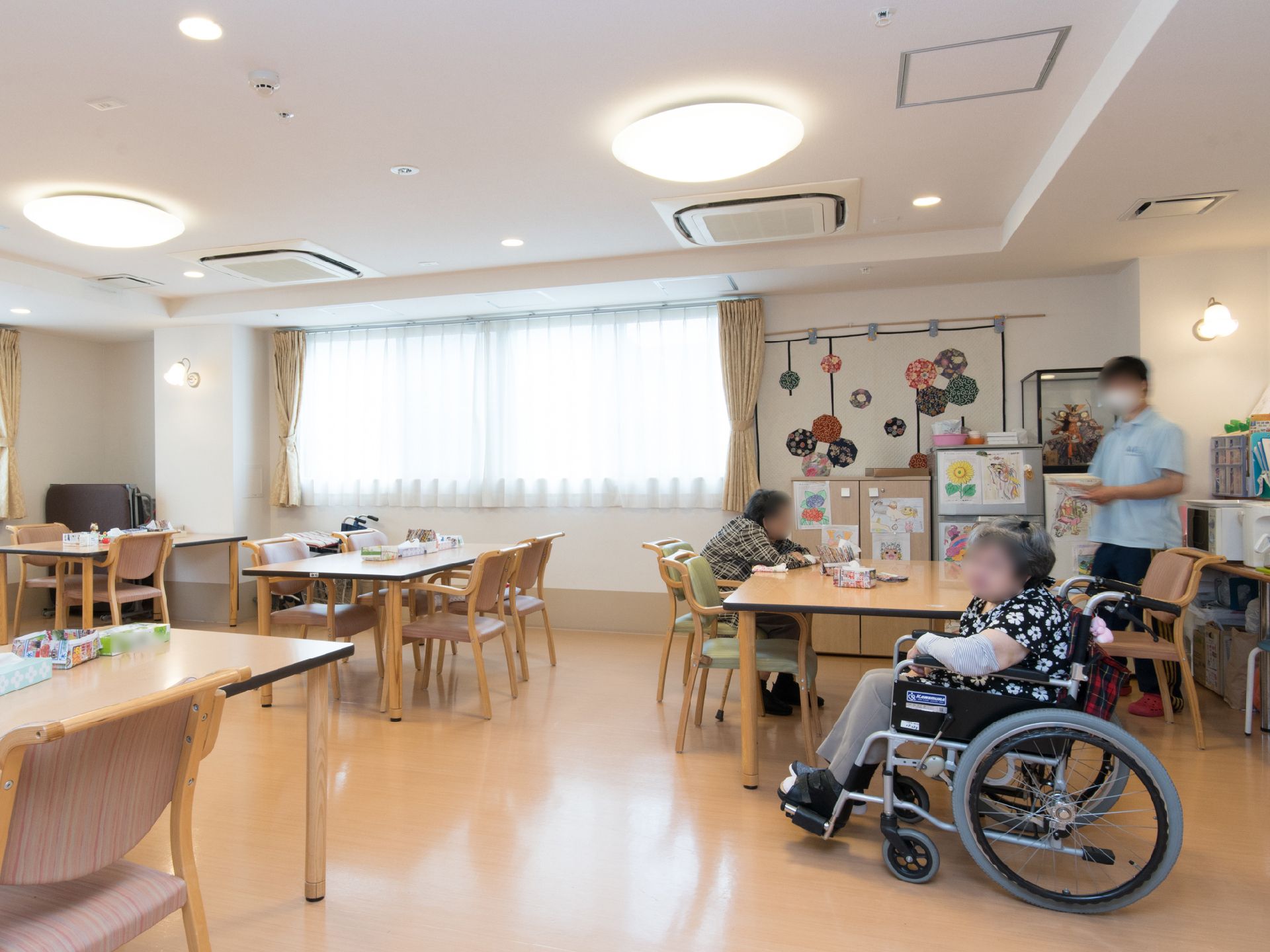広いリビングルームは、自由に絵や手芸等好きな事をする場所でもある。居住者様の手作り作品は部屋のコーナーに飾られ、和みの空間を造っている。