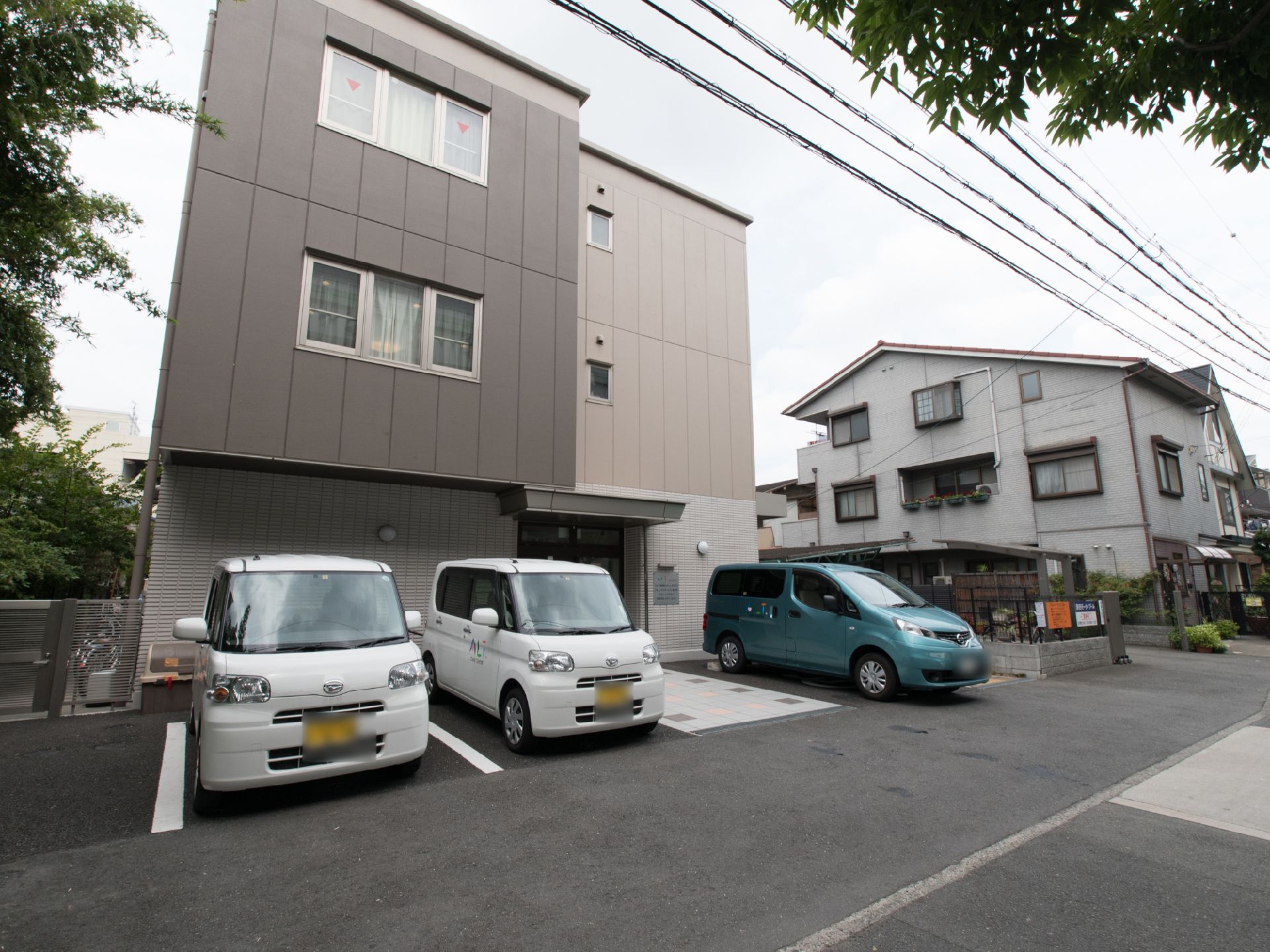 施設建物の前は道路に面していながら、ゆったりとした空間がある。また、施設でありながら住宅をイメージした建物は周辺住宅と溶け込んでいる。