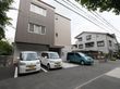 施設建物の前は道路に面していながら、ゆったりとした空間がある。また、施設でありながら住宅をイメージした建物は周辺住宅と溶け込んでいる。