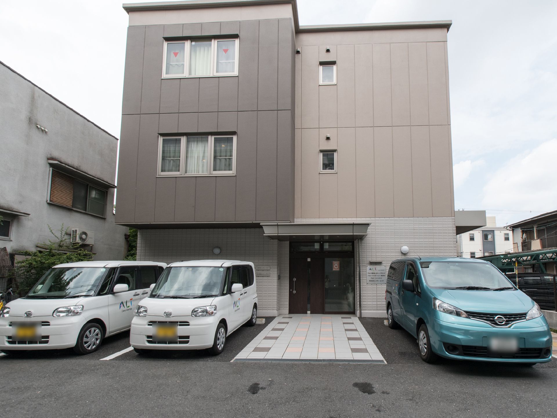 玄関前に駐車場が完備された施設の外観は、周囲の雰囲気に違和感のない程良い大きさの３階建。施設と思わせない住宅型外観になっている。