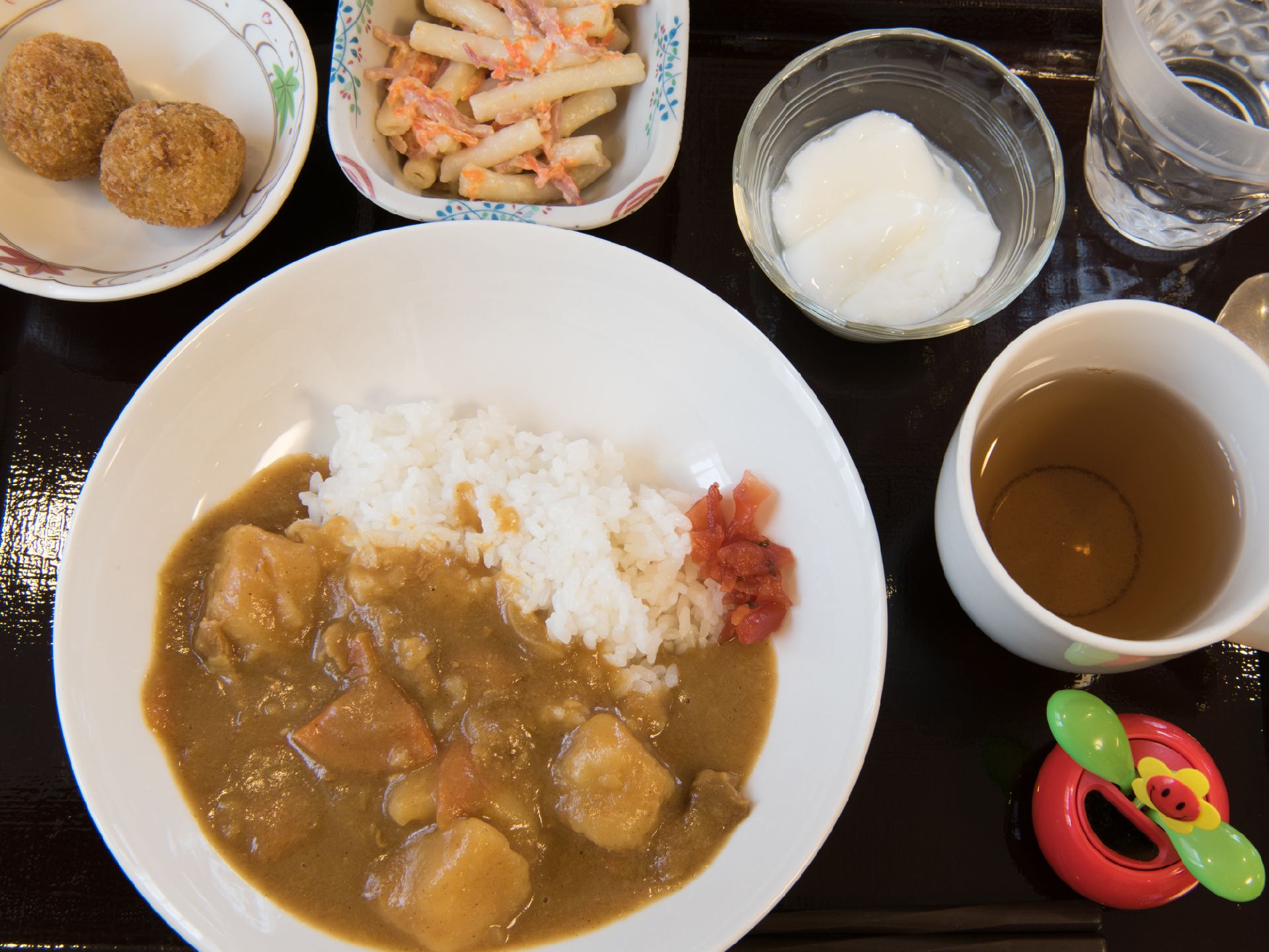 自宅の生活をそのまま継続できるように自由度が高い施設は、日々の食事も自宅の手料理を再現したカレーライス等のメニューが喜ばれている。