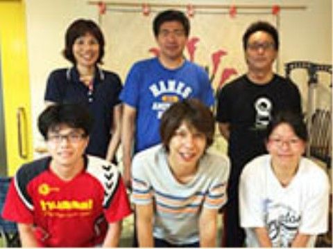 施設内でニコニコとした笑顔を見せているスタッフたち