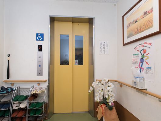 エレベーター前