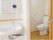 居室の中にはフットレスの洗面台や、便器の横にＬ型手すりとＰ型手すりを備えたトイレもある。ナースコールも設置され、ドアはスライド式である。