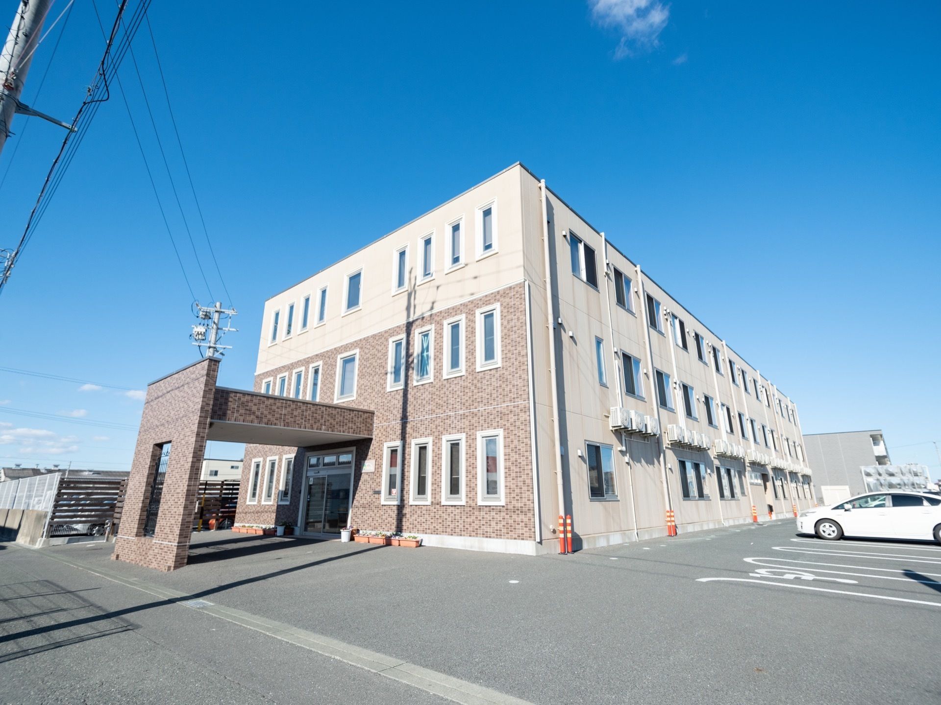 施設の建物は、鉄骨造りの３階建てである。周辺は自然環境が豊かで、花見などが楽しめるスポットもある。商業施設も整っている。