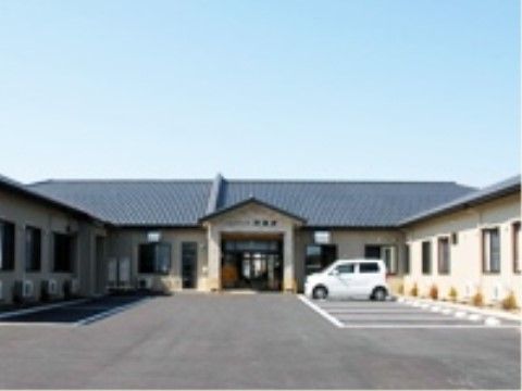 施設は、ベージュ色の外壁の落ち着いた雰囲気の建物である。コの字型に配置されており、大きな駐車場を備えている。