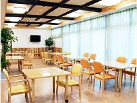 大きな窓がある、開放的な雰囲気の広々としたスペースである。テーブルをゆったり配置しており、車椅子をご利用の方も安全に移動することができる。