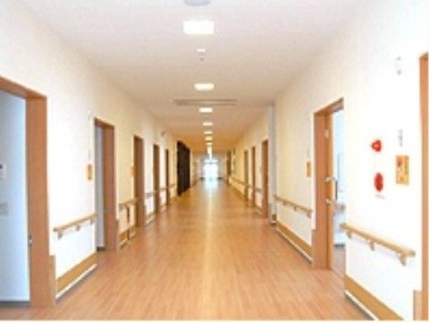 明るく広い廊下である。火災報知器を設置しており、緊急時も安心である。壁には手すりを設置しており、安全に移動することができる。
