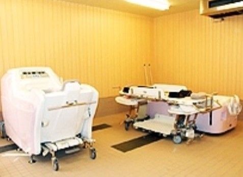 １人での入浴が難しい方が、介助を受けて入浴をすることができる機械浴槽を設置している。明るく、清潔感のあるスペースである。