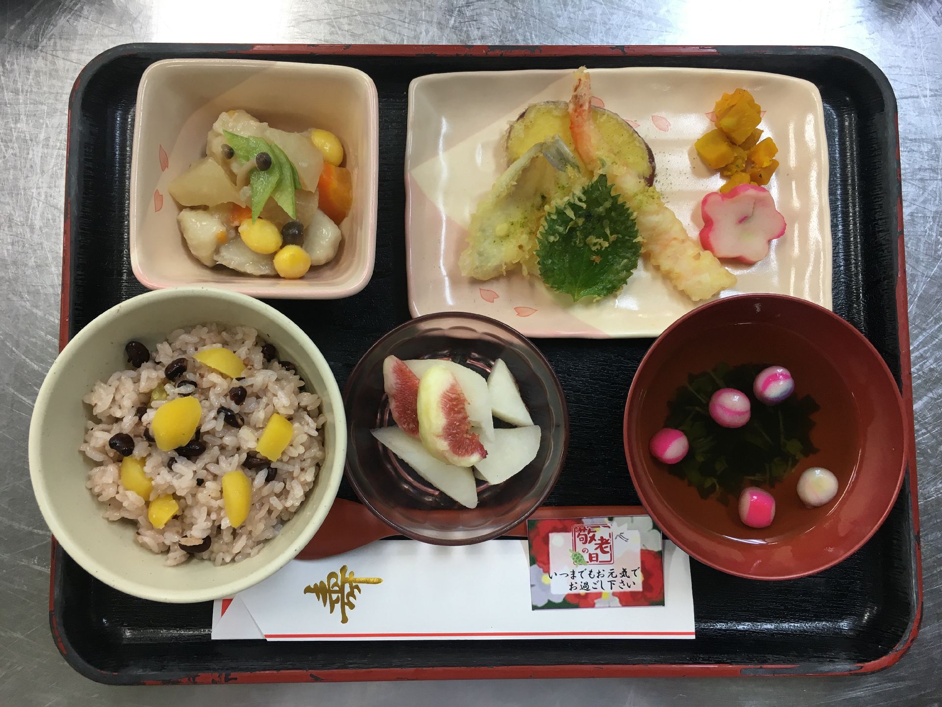 豆ごはんと天ぷらの盛り合わせ、野菜の煮物のセット