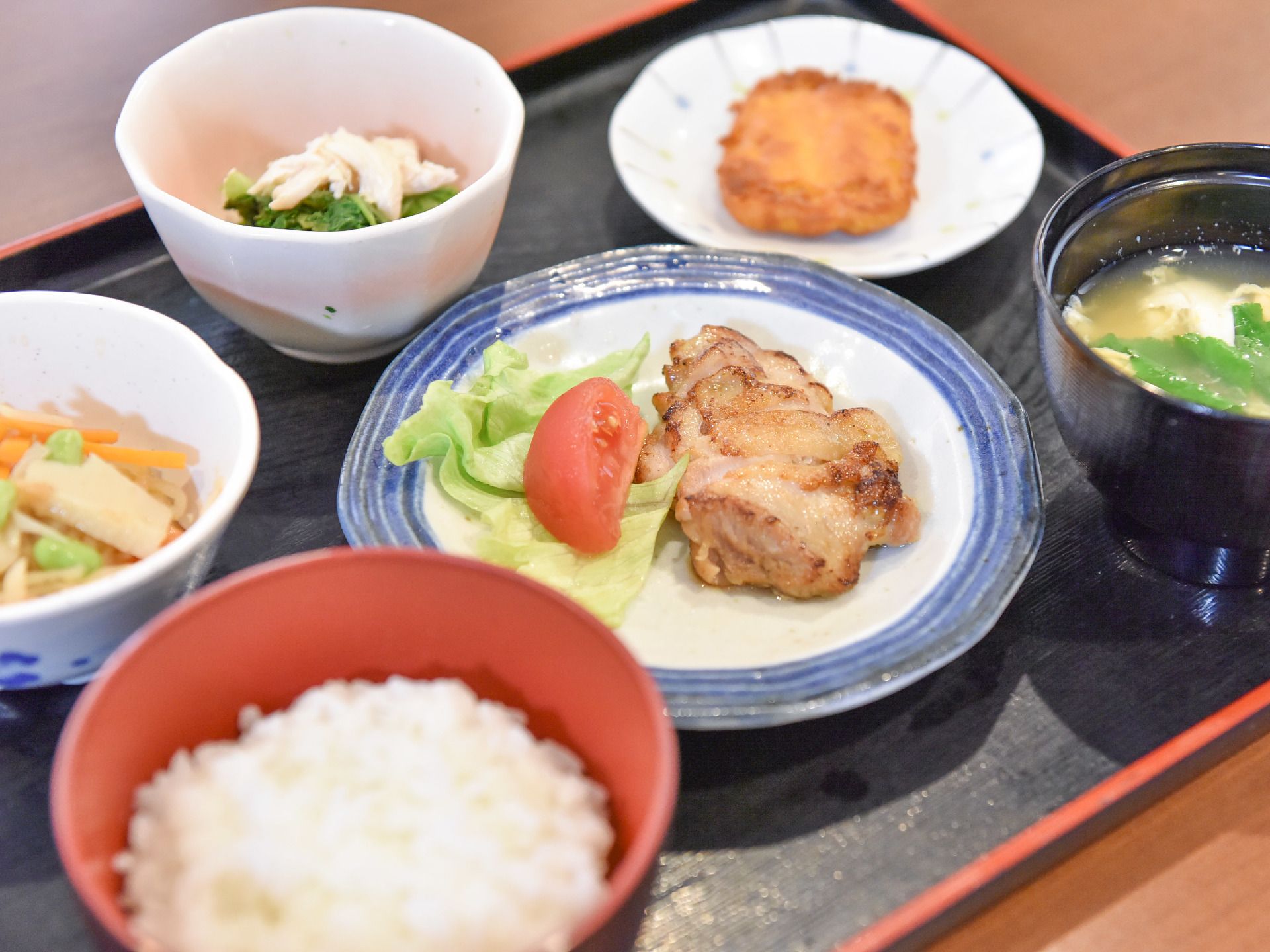 お肉や野菜をバランス良く取り入れたお食事のセット。
