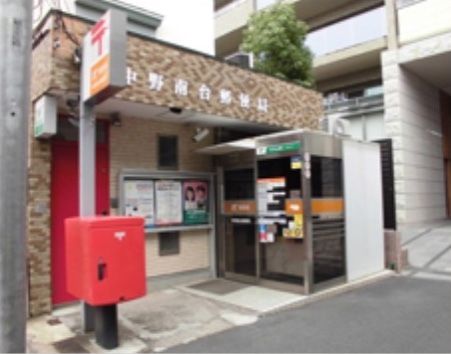 ポストやATMの設置された郵便局。