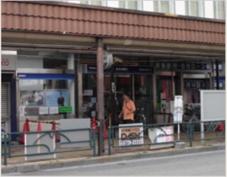 施設周辺にある銀行の外観。