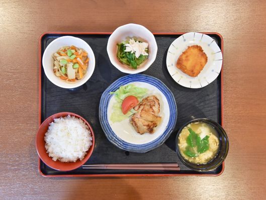 施設内で調理された食事