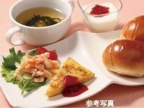 バターロールとフレンチトーストとマカロニサラダ、スープとデザートのセット