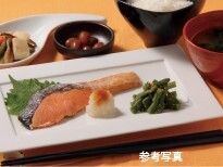 焼き鮭と金時豆の甘煮や野菜の煮物、ご飯と味噌汁のセット
