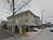 道路側まで張り出した屋根が設置されている。３階建てのホームには、屋上もある。２本の道路に挟まれた角に建っている。