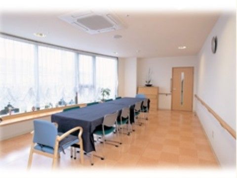仕切りのあるテーブルのある共有スペース