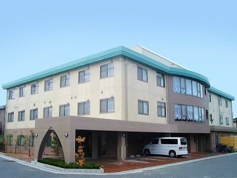 ２、３階には弧を描いて張り出した部分があり、レースのシェードカーテンが付いた窓が並んでいる。側面には四角い窓が均等に並んでいる。