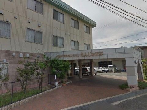 エントランスの屋根の下を通って、入口前に車を停め乗り降りできる。また車はそのまま駐車場へと抜けられる。
