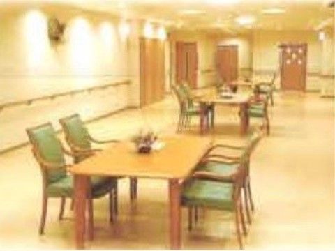 食堂には暖かみのあるカラーのライトが設置してある。テーブルには、モスグリーンのシートが付いた椅子をセットしている。