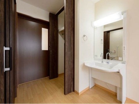 居室に設置された、鏡付きの洗面台と大きなクローゼット