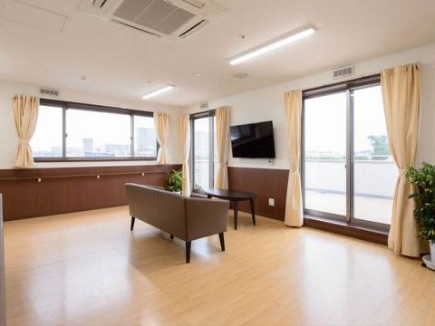 ソファに座ってテレビが見られる、窓の多い明るい部屋