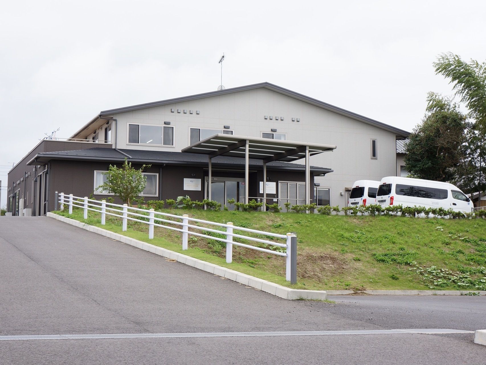 施設は高台にあり、大雨などでの洪水の心配が軽減される。2階建ての施設周辺に高い建物がなく開放的な場所である。
