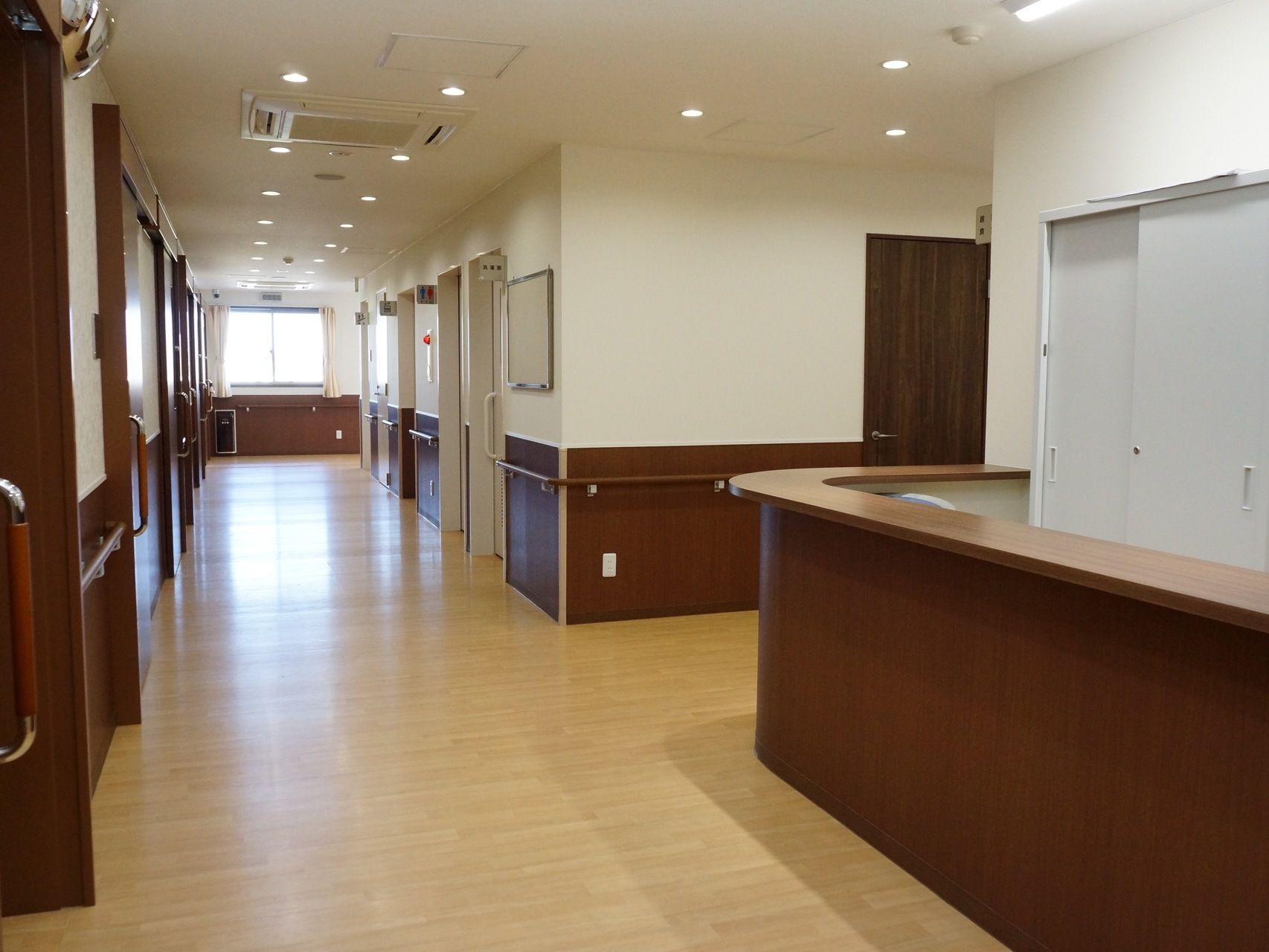 受付前の上部には死角レスミラーが設置され、利用者様の安全を見守ることができる。居室は引き戸になっており、出入りがスムーズに行える。