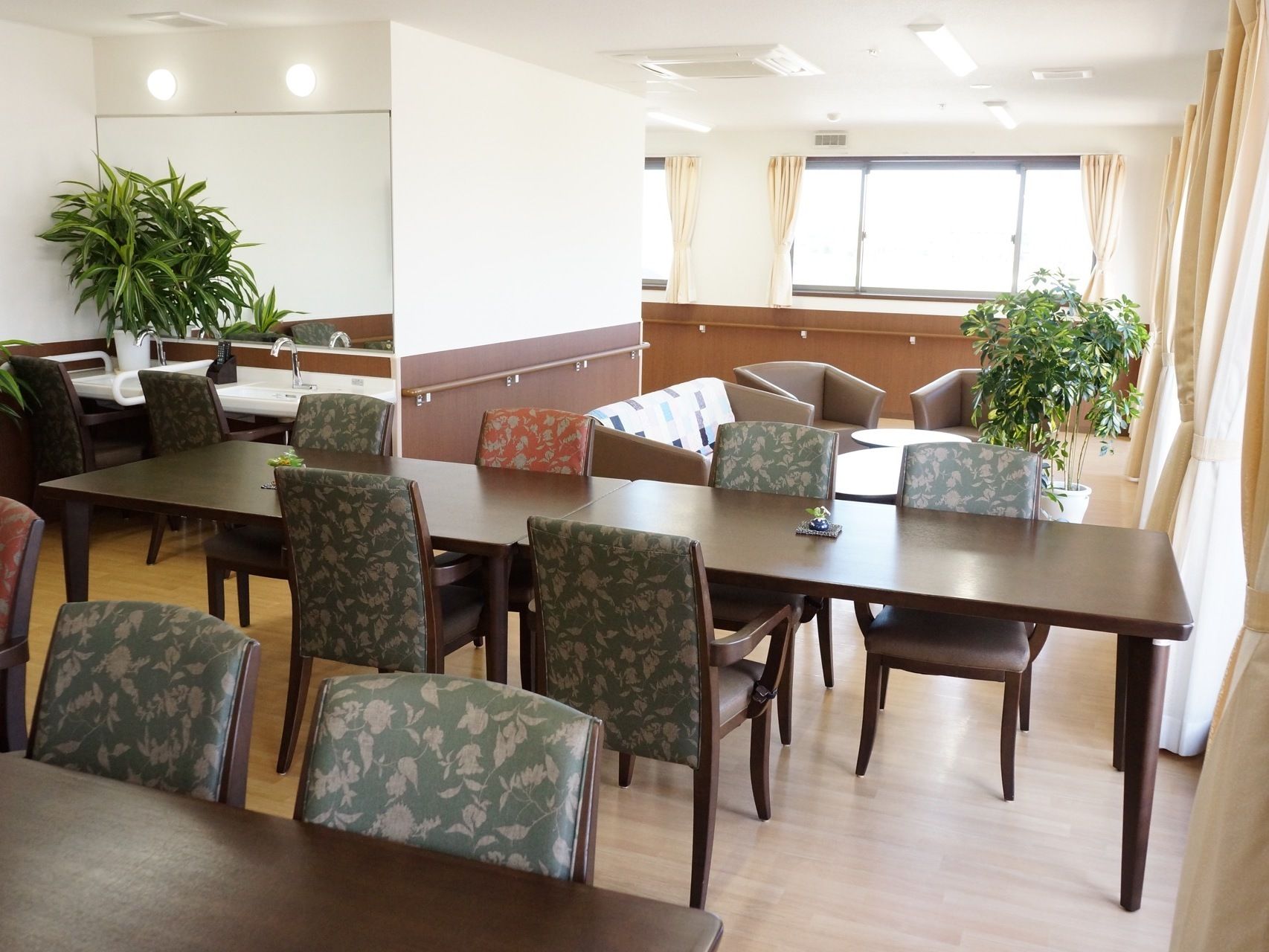 洗面台には椅子が置かれ、座って手洗いができる。車いすでも利用できるようテーブルには椅子を抜いた箇所がある。