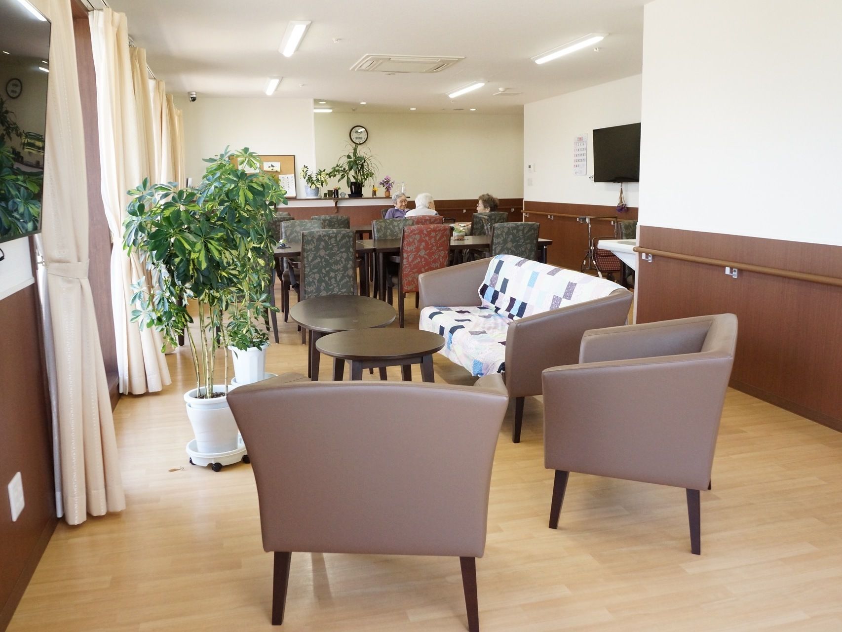 共有スペースの壁一面には窓があり、明るく開放的である。大きな掃き出し窓の前にはソファーや机が設置され、外の景色を楽しむことができる。